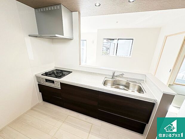 リビングと統一感があり、使い勝手のいいキッチン。広々としているので、二人並んで作業が出来ちゃいます。お子様と一緒に色々なお料理に挑戦できるスペースがあります。