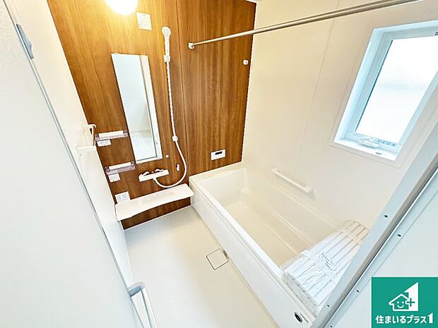 足をゆったり伸ばして寛げる浴槽です。窓が設けられていますので差し込む光が明るく穏やかな雰囲気にしてくれます♪浴室乾燥機も設置しているので、雨の日の洗濯物も安心です♪