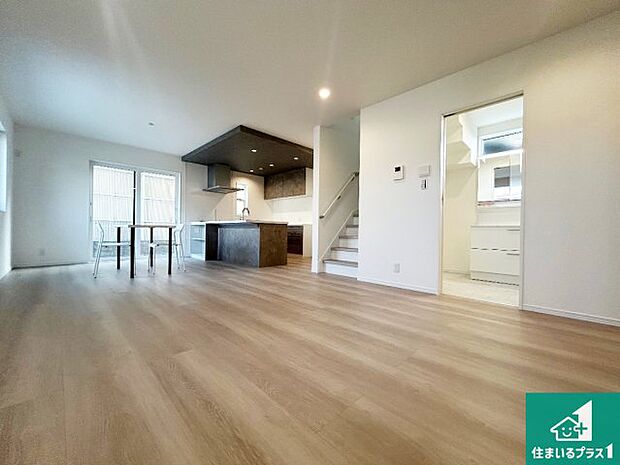 日当たり良好の明るいリビングで朝の目覚めもスッキリできそう！対面キッチンでご家族のコミュニケーションも自然と増える設計！小さなお子様が遊ぶスペースを作っても広々とくつろげるLDK！