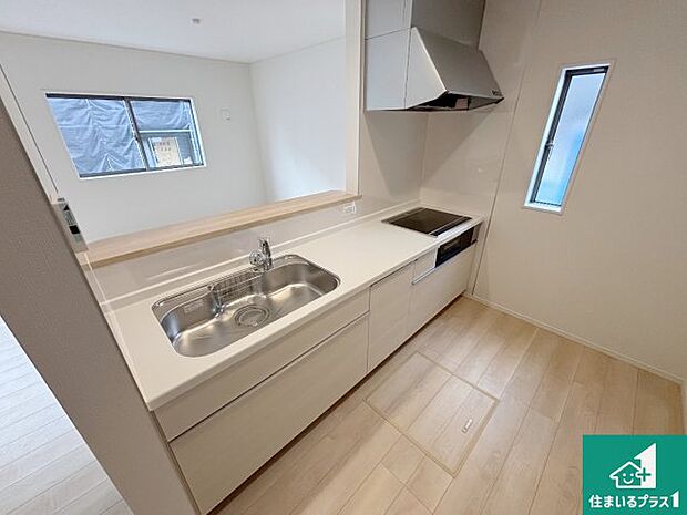 リビングと統一感があり、使い勝手のいいキッチン。広々としているので、二人並んで作業が出来ちゃいます。お子様と一緒に色々なお料理に挑戦できるスペースがあります。