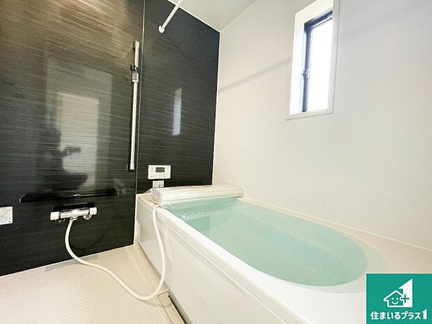 足をゆったり伸ばして寛げる浴槽です。窓が設けられていますので差し込む光が明るく穏やかな雰囲気にしてくれます♪浴室乾燥機も設置しているので、雨の日の洗濯物も安心です♪