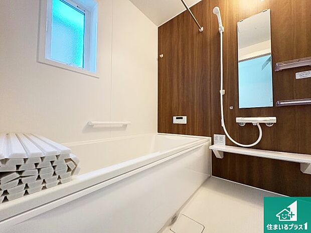 足をゆったり伸ばして寛げる浴槽です。窓が設けられていますので差し込む光が明るく穏やかな雰囲気にしてくれます♪浴室乾燥機も設置しているので、雨の日の洗濯物も安心です♪