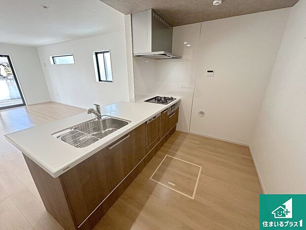 リビングと統一感があり、使い勝手のいいキッチン。広々としているので、二人並んで作業が出来ちゃいます。お子様と一緒に色々なお料理に挑戦できるスペースがあります。