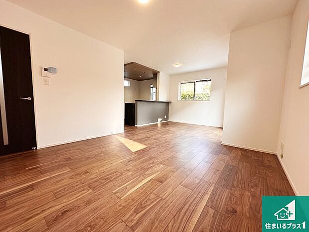 日当たり良好の明るいリビングで朝の目覚めもスッキリできそう！対面キッチンでご家族のコミュニケーションも自然と増える設計！小さなお子様が遊ぶスペースを作っても広々とくつろげるLDK！