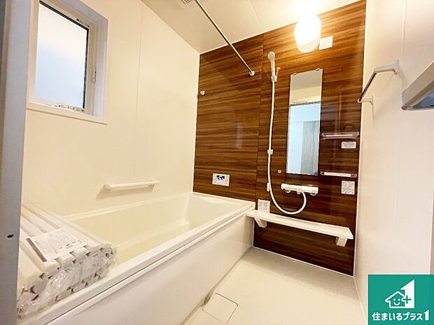 足をゆったり伸ばして寛げる浴槽です。窓が設けられていますので差し込む光が明るく穏やかな雰囲気にしてくれます♪浴室乾燥機も設置しているので、雨の日の洗濯物も安心です♪