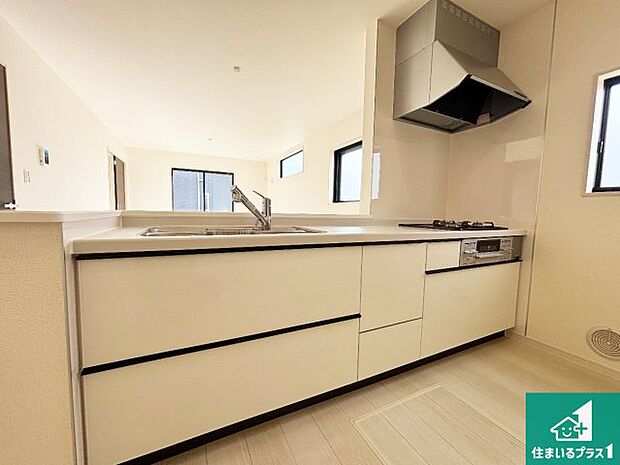 リビングと統一感があり、使い勝手のいいキッチン。広々としているので、二人並んで作業が出来ちゃいます。お子様と一緒に色々なお料理に挑戦できるスペースがあります。