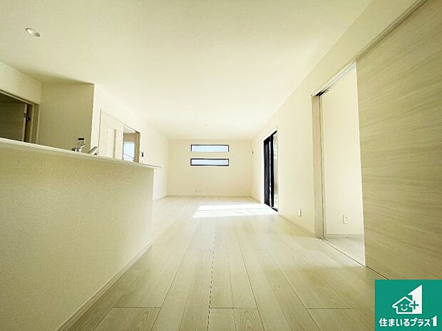 明るいリビングで朝の目覚めもスッキリできそう！対面キッチンでご家族のコミュニケーションも自然と増える設計！小さなお子様が遊ぶスペースを作っても広々とくつろげるLDK！