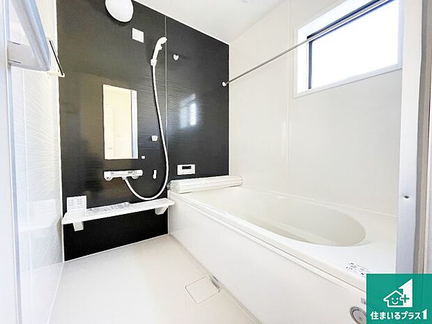 足をゆったり伸ばして寛げる浴槽です。窓が設けられていますので差し込む光が明るく穏やかな雰囲気にしてくれます♪浴室乾燥機も設置しているので、雨の日の洗濯物も安心です♪