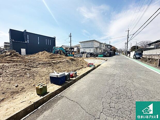 周辺は閑静な住宅街です。前面道路もしっかりと有りますので車の出し入れも安心ですよ！
