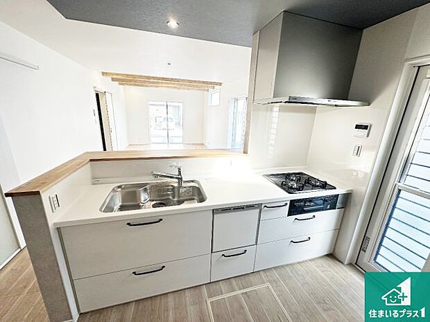 リビングと統一感があり、使い勝手のいいキッチン。広々としているので、二人並んで作業が出来ちゃいます。お子様と一緒に色々なお料理に挑戦できるスペースがあります。