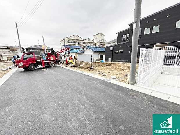 周辺は閑静な住宅街です。前面道路もしっかりと有りますので車の出し入れも安心ですよ！