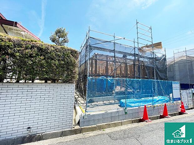 周辺は落ち着いた街並みの住宅地！子育てがしやすい住環境です！まだ未完成ですが、現地でしかわからない事もございます。是非一度ご覧ください。