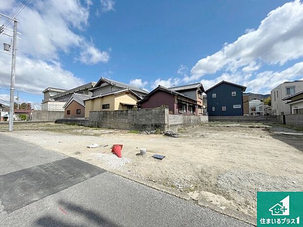 周辺は閑静な住宅街です。前面道路もしっかりと有りますので車の出し入れも安心ですよ！