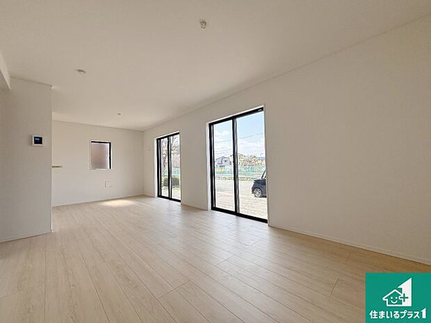 シンプルなリビングは、観葉植物等のインテリアを楽しめますね！パパ好みにも、ママ好みにも家具次第で雰囲気を変えることができます！