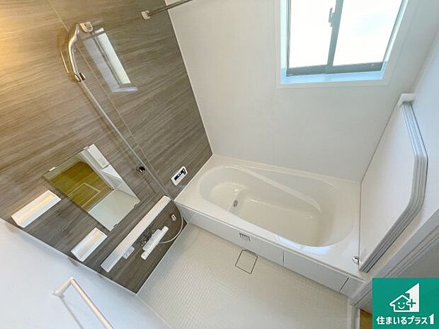 足をゆったり伸ばして寛げる浴槽です。窓が設けられていますので差し込む光が明るく穏やかな雰囲気にしてくれます♪浴室乾燥機も設置しているので、雨の日の洗濯物も安心です♪