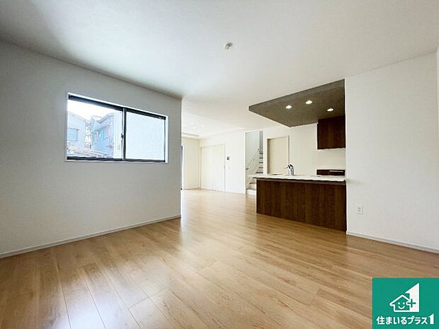 日当たり良好の明るいリビングで朝の目覚めもスッキリできそう!対面キッチンでご家族のコミュニケーションも自然と増える設計!小さなお子様が遊ぶスペースを作っても広々とくつろげるLDK!