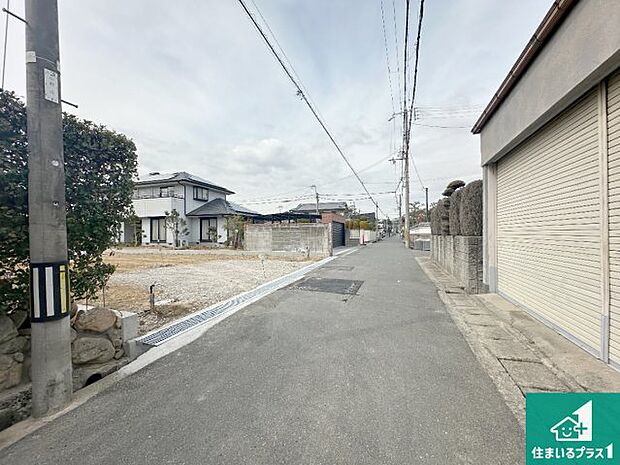 周辺は落ち着いた街並みの住宅地！子育てがしやすい住環境です！まだ未完成ですが、現地でしかわからない事もございます。是非一度ご覧ください。