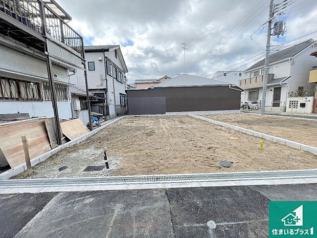 周辺は落ち着いた街並みの住宅地！子育てがしやすい住環境です！まだ未完成ですが、現地でしかわからない事もございます。是非一度ご覧ください。