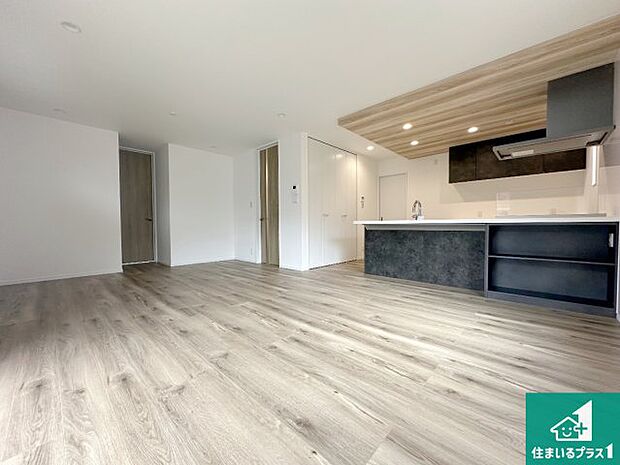 日当たり良好の明るいリビングで朝の目覚めもスッキリできそう！対面キッチンでご家族のコミュニケーションも自然と増える設計！小さなお子様が遊ぶスペースを作っても広々とくつろげるLDK！