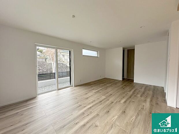 シンプルなリビングは、観葉植物等のインテリアを楽しめますね！パパ好みにも、ママ好みにも家具次第で雰囲気を変えることができます！