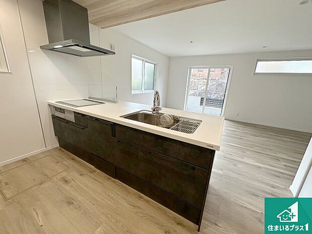 リビングと統一感があり、使い勝手のいいキッチン。広々としているので、二人並んで作業が出来ちゃいます。お子様と一緒に色々なお料理に挑戦できるスペースがあります。