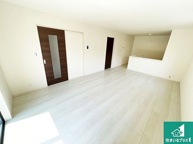 シンプルなリビングは、観葉植物等のインテリアを楽しめますね！パパ好みにも、ママ好みにも家具次第で雰囲気を変えることができます！