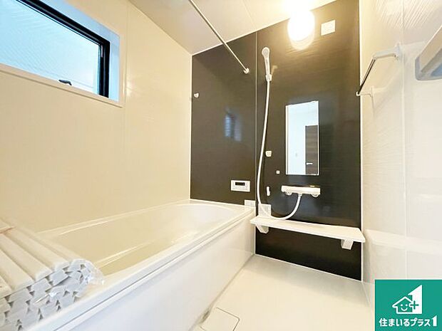 足をゆったり伸ばして寛げる浴槽です。窓が設けられていますので差し込む光が明るく穏やかな雰囲気にしてくれます♪浴室乾燥機も設置しているので、雨の日の洗濯物も安心です♪