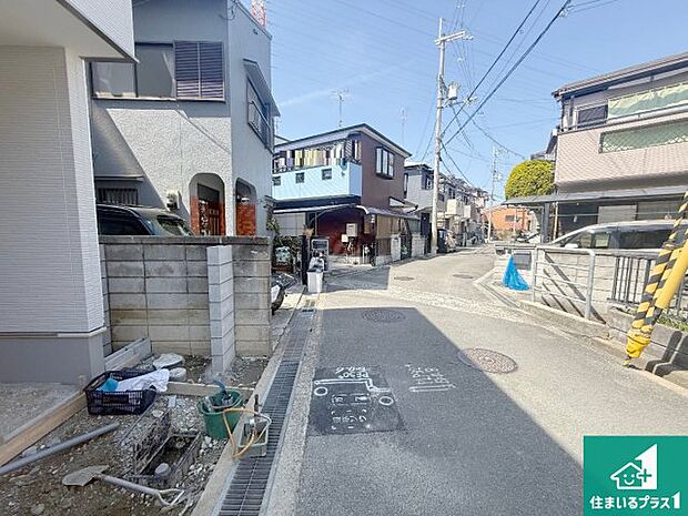 周辺は落ち着いた街並みの住宅地！子育てがしやすい住環境です！まだ未完成ですが、現地でしかわからない事もございます。是非一度ご覧ください。