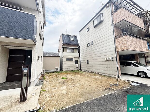 周辺は落ち着いた街並みの住宅地!子育てがしやすい住環境です!まだ未完成ですが、現地でしかわからない事もございます。是非一度ご覧ください。