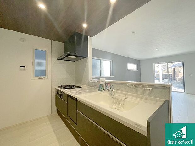 リビングと統一感があり、使い勝手のいいキッチン。広々としているので、二人並んで作業が出来ちゃいます。お子様と一緒に色々なお料理に挑戦できるスペースがあります。