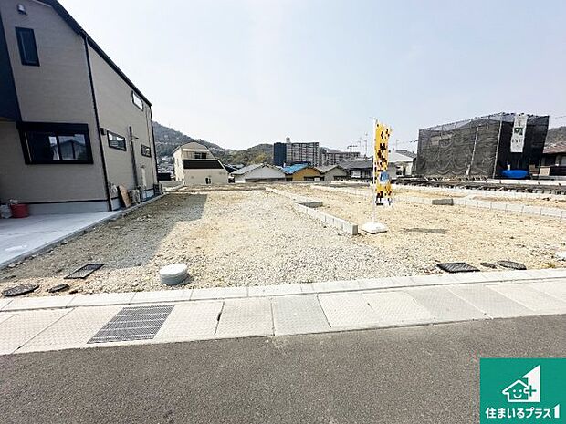 周辺は落ち着いた街並みの住宅地!子育てがしやすい住環境です!まだ未完成ですが、現地でしかわからない事もございます。是非一度ご覧ください。