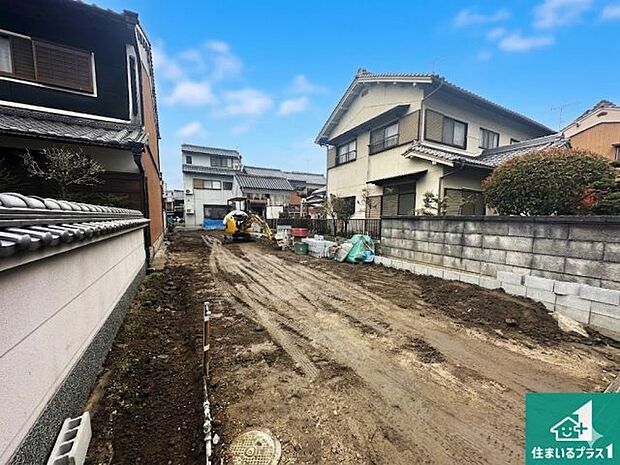 周辺は落ち着いた街並みの住宅地!子育てがしやすい住環境です!まだ未完成ですが、現地でしかわからない事もございます。是非一度ご覧ください。