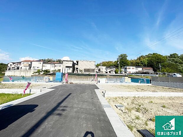 周辺は閑静な住宅街です。前面道路もしっかりと有りますので車の出し入れも安心ですよ!
