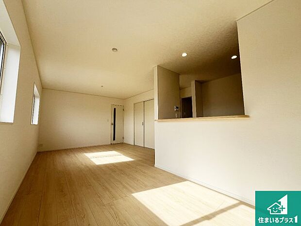 シンプルなリビングは、観葉植物等のインテリアを楽しめますね!パパ好みにも、ママ好みにも家具次第で雰囲気を変えることができます!