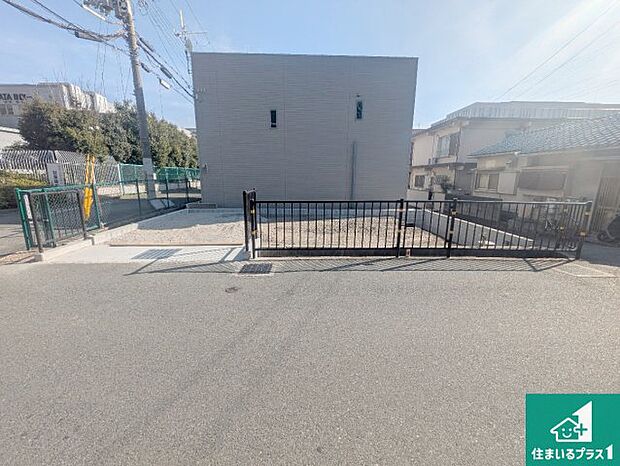 周辺は落ち着いた街並みの住宅地!子育てがしやすい住環境です!まだ未完成ですが、現地でしかわからない事もございます。是非一度ご覧ください。
