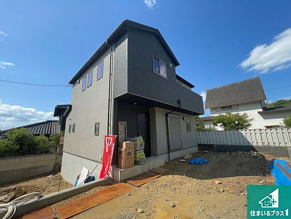 周辺は落ち着いた街並みの住宅地！子育てがしやすい住環境です！まだ未完成ですが、現地でしかわからない事もございます。是非一度ご覧ください。