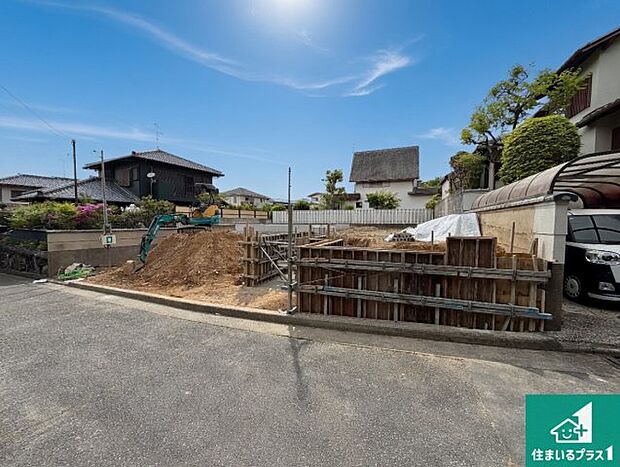 周辺は落ち着いた街並みの住宅地!子育てがしやすい住環境です!まだ未完成ですが、現地でしかわからない事もございます。是非一度ご覧ください。