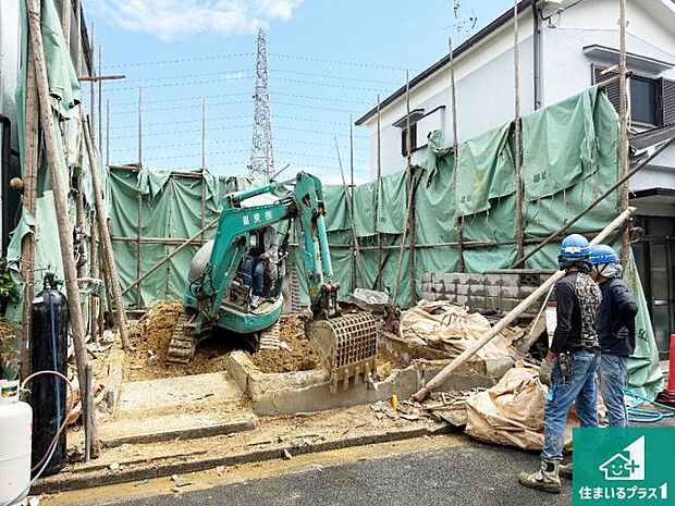 周辺は落ち着いた街並みの住宅地!子育てがしやすい住環境です!まだ未完成ですが、現地でしかわからない事もございます。是非一度ご覧ください。