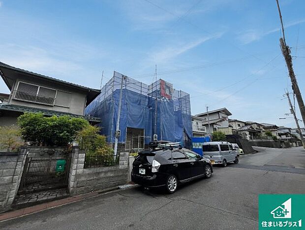 周辺は落ち着いた街並みの住宅地!子育てがしやすい住環境です!まだ未完成ですが、現地でしかわからない事もございます。是非一度ご覧ください。
