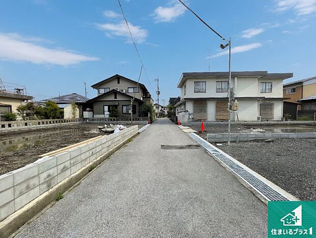 周辺は落ち着いた街並みの住宅地!子育てがしやすい住環境です!まだ未完成ですが、現地でしかわからない事もございます。是非一度ご覧ください。