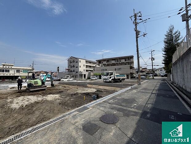 周辺は落ち着いた街並みの住宅地!子育てがしやすい住環境です!まだ未完成ですが、現地でしかわからない事もございます。是非一度ご覧ください。