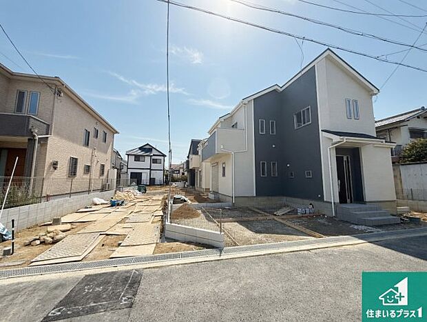 周辺は落ち着いた街並みの住宅地!子育てがしやすい住環境です!まだ未完成ですが、現地でしかわからない事もございます。是非一度ご覧ください。