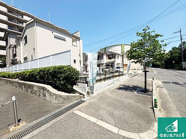 周辺は落ち着いた街並みの住宅地！子育てがしやすい住環境です！まだ未完成ですが、現地でしかわからない事もございます。是非一度ご覧ください。