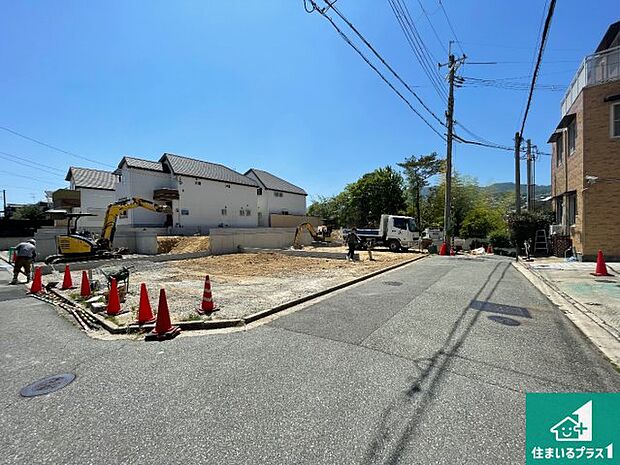 周辺は落ち着いた街並みの住宅地！子育てがしやすい住環境です！まだ未完成ですが、現地でしかわからない事もございます。是非一度ご覧ください。