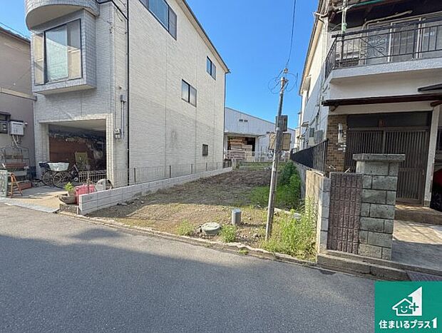 周辺は落ち着いた街並みの住宅地！子育てがしやすい住環境です！まだ未完成ですが、現地でしかわからない事もございます。是非一度ご覧ください。