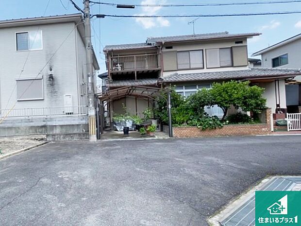 周辺は落ち着いた街並みの住宅地！子育てがしやすい住環境です！まだ未完成ですが、現地でしかわからない事もございます。是非一度ご覧ください。