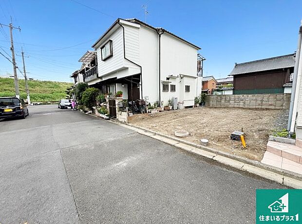 周辺は落ち着いた街並みの住宅地！子育てがしやすい住環境です！まだ未完成ですが、現地でしかわからない事もございます。是非一度ご覧ください。