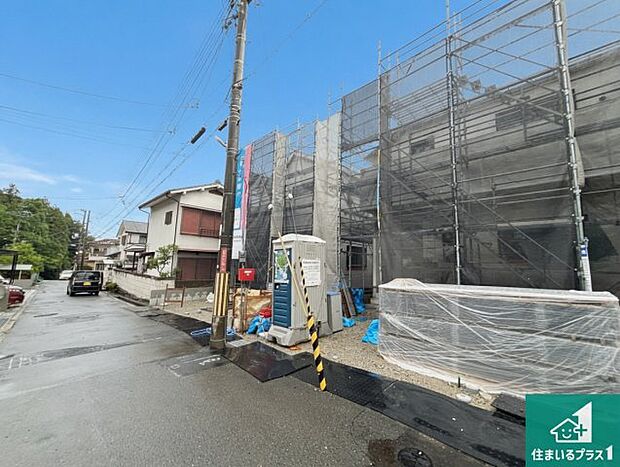周辺は落ち着いた街並みの住宅地！子育てがしやすい住環境です！まだ未完成ですが、現地でしかわからない事もございます。是非一度ご覧ください。