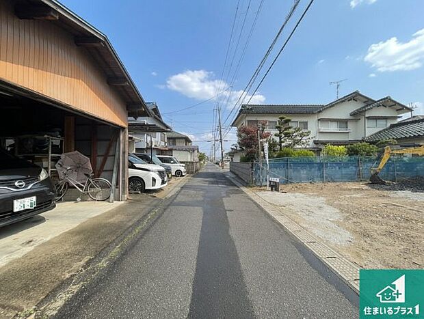 周辺は落ち着いた街並みの住宅地！子育てがしやすい住環境です！まだ未完成ですが、現地でしかわからない事もございます。是非一度ご覧ください。