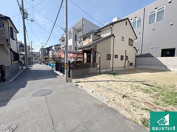 周辺は閑静な住宅街です。前面道路もしっかりと有りますので車の出し入れも安心ですよ！